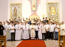 Uczestnicy w kaplicy seminaryjnej z bp. Markiem Solarczykiem, księżmi Mariuszem Chamerskim i Danielem Regułą  oraz alumnami.
