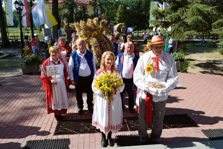 Rolnicy zachwycili pięknymi i artystycznie wykonanymi wieńcami dożynkowymi.