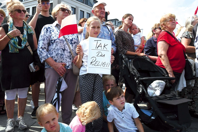 – Zmiany proponowane przez MEN to demontaż istniejącego porządku społecznego – ostrzegają katecheci.