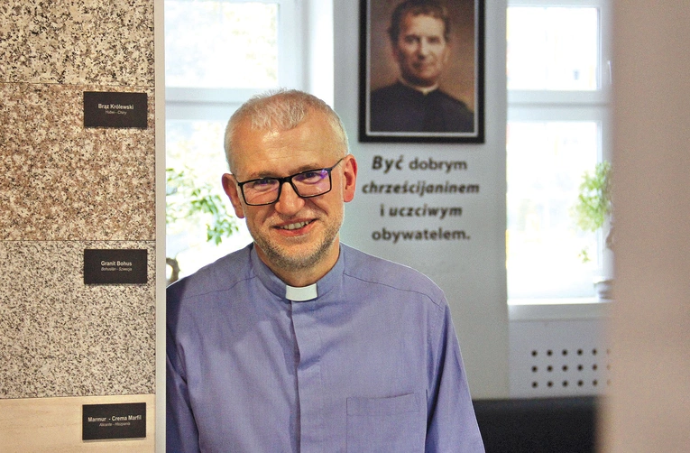 	Kapłan ma wieloletnie doświadczenie w edukacji.
