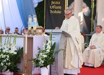 Modlitwa przy kaplicy w Opocznie 