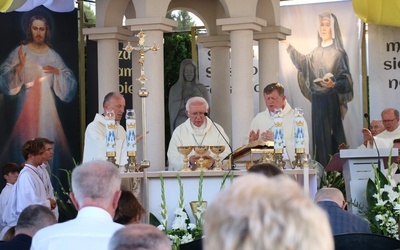 Msza Święta przy kaplicy Matki Bożej Pięknej Miłości w Opocznie