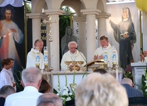 Msza Święta przy kaplicy Matki Bożej Pięknej Miłości w Opocznie