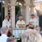 Msza Święta przy kaplicy Matki Bożej Pięknej Miłości w Opocznie