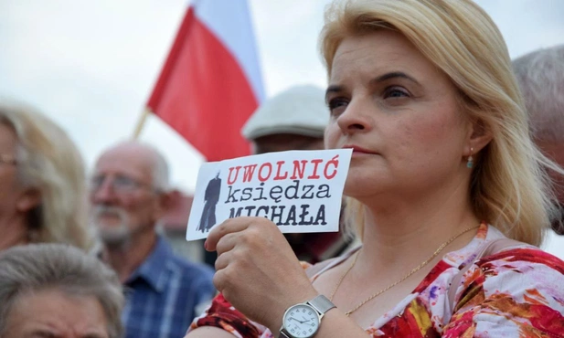 Kilkaset osób domagało się uwolnienia ks. Olszewskiego