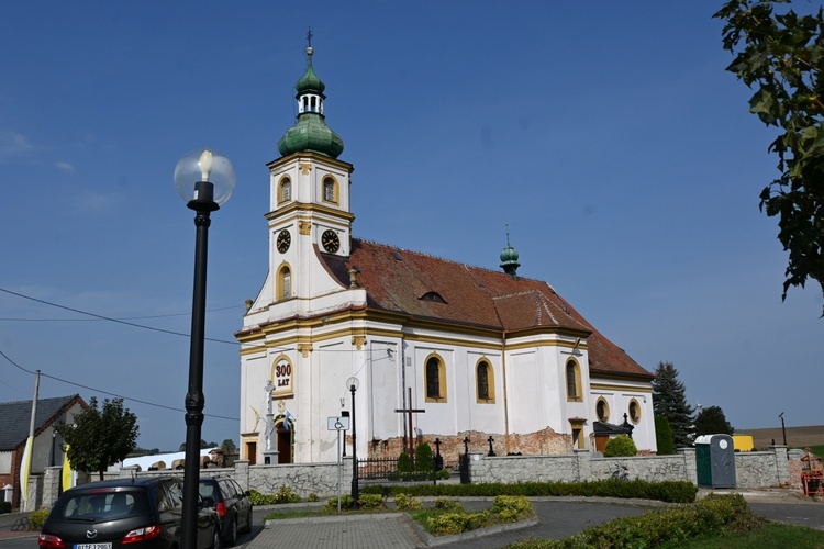 W Naczęsławicach dziękowali za kościół i plony