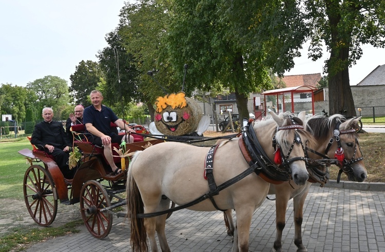 W Naczęsławicach dziękowali za kościół i plony