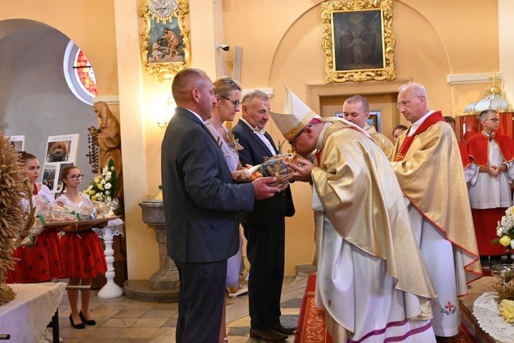 W Naczęsławicach dziękowali za kościół i plony