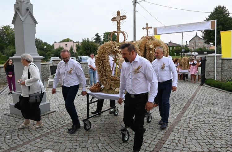 W Naczęsławicach dziękowali za kościół i plony