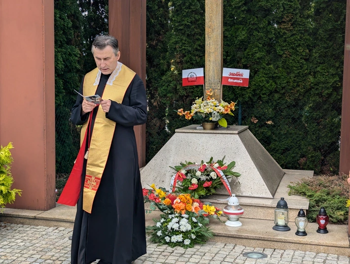 Hutnicy przy krzyżu ks. Popiełuszki