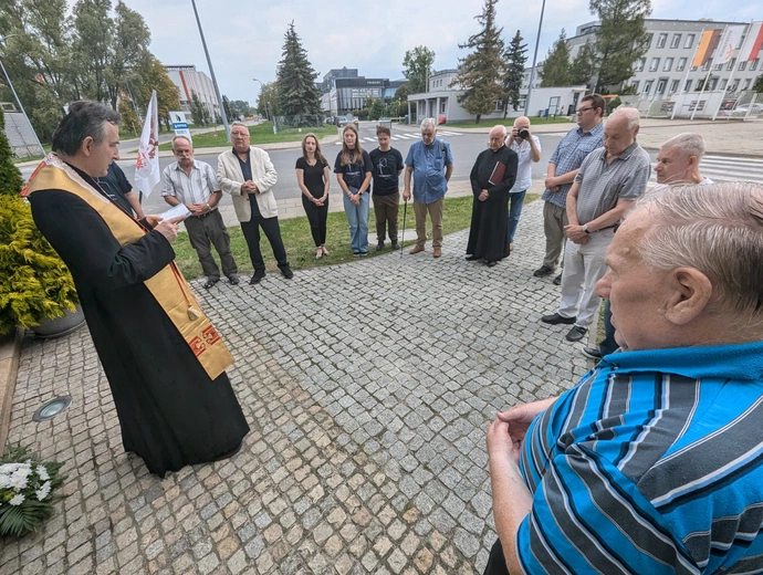 Hutnicy przy krzyżu ks. Popiełuszki