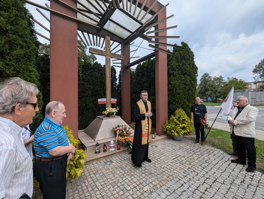 Hutnicy przy krzyżu ks. Popiełuszki