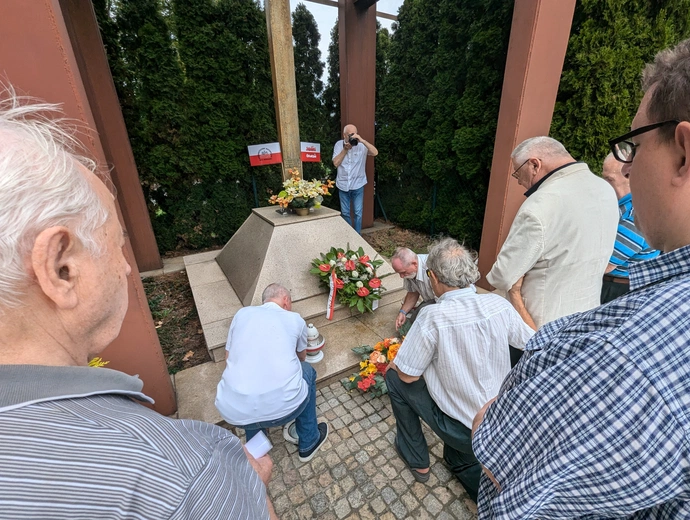 Hutnicy przy krzyżu ks. Popiełuszki