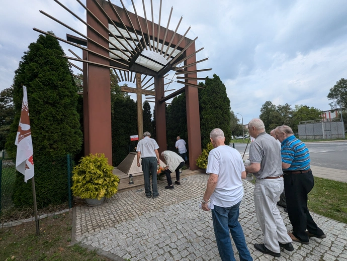 Hutnicy przy krzyżu ks. Popiełuszki