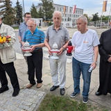 Hutnicy przy krzyżu ks. Popiełuszki