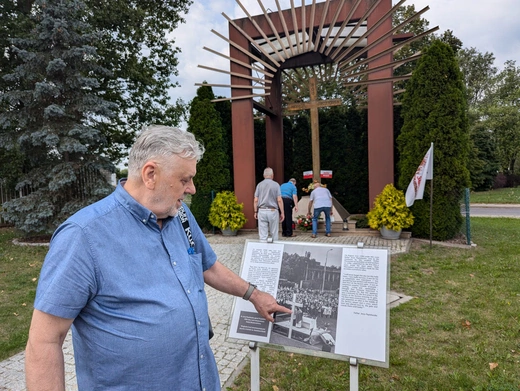 Hutnicy przy krzyżu ks. Popiełuszki
