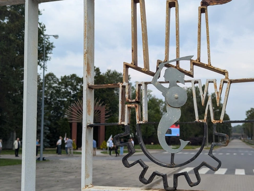 Hutnicy przy krzyżu ks. Popiełuszki