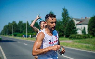 Ks. Pawłowski w czasie biegu.