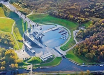 Falkirk Wheel jest ogromną atrakcją turystyczną całego regionu. Różnica poziomów między górnym i dolnym kanałem to 24 metry 