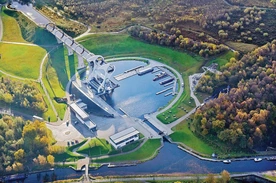 Falkirk Wheel jest ogromną atrakcją turystyczną całego regionu. Różnica poziomów między górnym i dolnym kanałem to 24 metry 