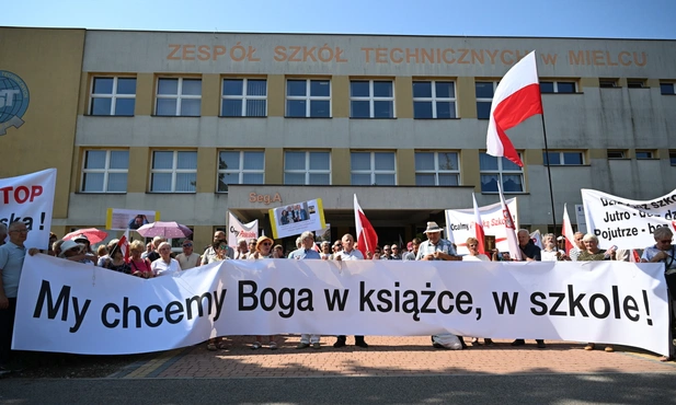 Tak powitali min. Nowacką na inauguracji roku szkolnego: "My chcemy Boga w książce w szkole"