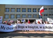 Tak powitali min. Nowacką na inauguracji roku szkolnego: "My chcemy Boga w książce w szkole"