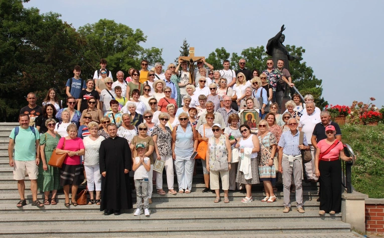 Parafianie ze Starachowic modlą się za kapłanów