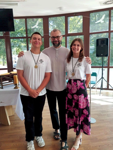 W czasie uroczystości Zuzanna Omieczyńska i Radosław Pietkiewicz otrzymali krzyże animatorskie.