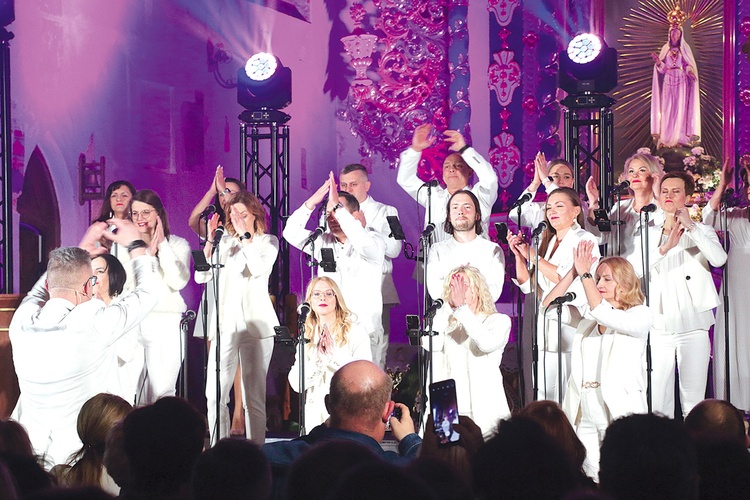 Chętni, którzy chcą wziąć udział w szkoleniach mogą zapisać się poprzez media społecznościowe Iława Gospel Singers.