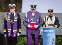 Kapelani trzech wyznań u stóp pomnika.
