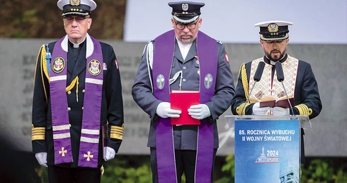 Kapelani trzech wyznań u stóp pomnika.