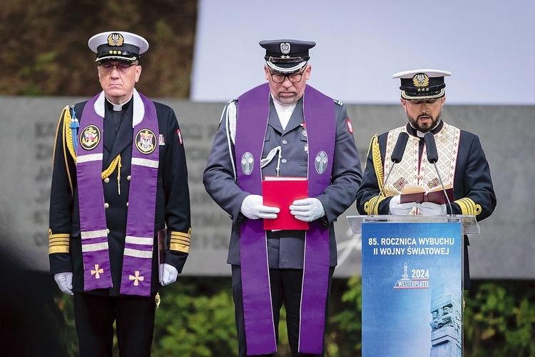 Kapelani trzech wyznań u stóp pomnika.