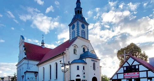 Zabytkowa świątynia znajduje się  w samym centrum miejscowości.