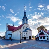 Zabytkowa świątynia znajduje się  w samym centrum miejscowości.