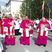 Bp Roman Pindel,  bp Martin David  i bp Piotr Greger  oraz wierni  z obu stron granicy.