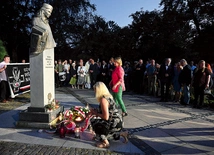 Na zakończenie złożono kwiaty pod pomnikiem Danusi.