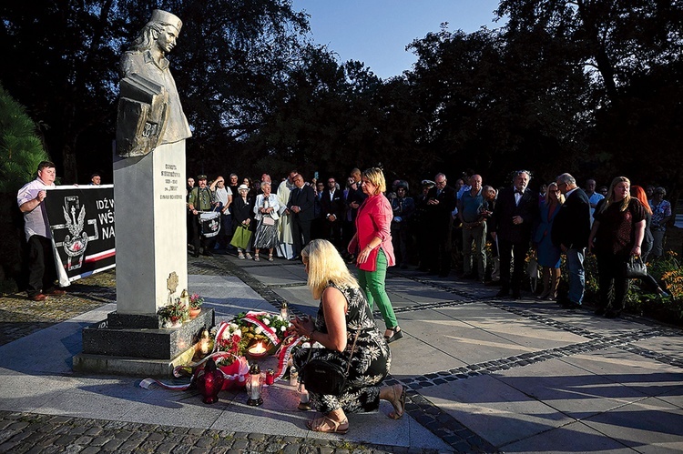 Na zakończenie złożono kwiaty pod pomnikiem Danusi.