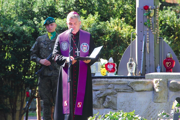 Hierarcha poprowadził modlitwę przy pomniku Martyrologii Narodu Polskiego.