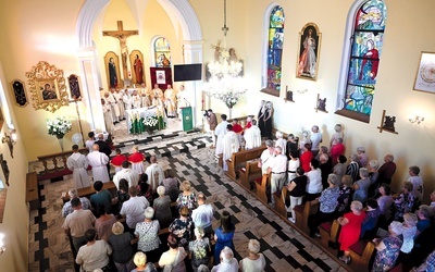 Podczas Mszy św. jubileuszowej kościół wypełnił się wiernymi.