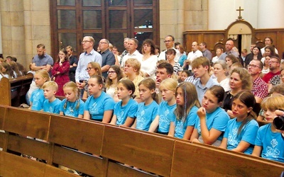 We Mszy św. uczestniczyły dzieci, młodzież i małżeństwa. 