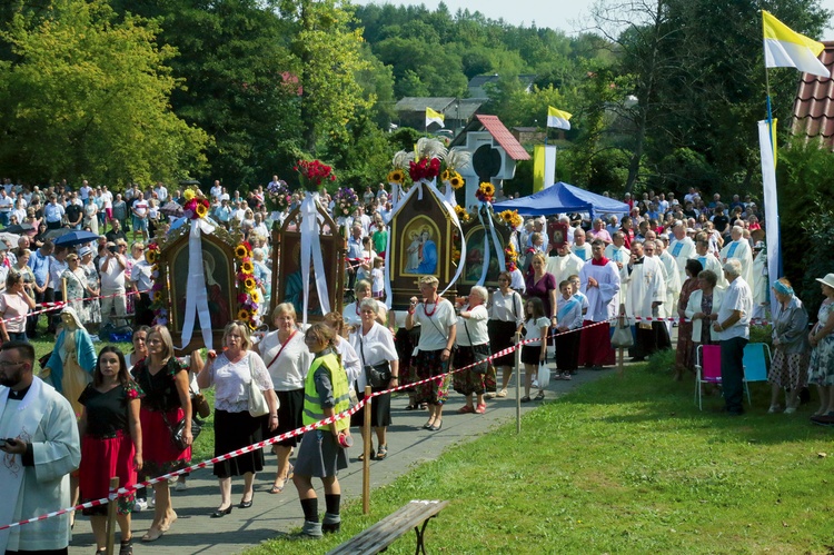 Uroczysta suma zgromadziła wielu kapłanów i wiernych.