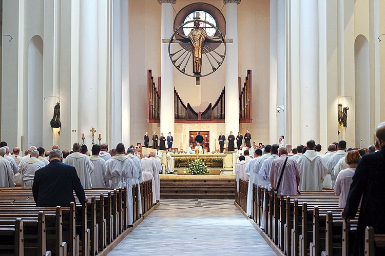 W trakcie Eucharysii księża odnowili przyrzeczenia składane w dniu święceń prezbiteratu.