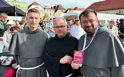 Zbiórkę wsparli też franciszkanie. Na zdjęciu od lewej: o. Adrian Zalewski, o. Stanisław Piankowski, o. Damian Basarab.