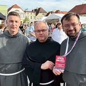 Zbiórkę wsparli też franciszkanie. Na zdjęciu od lewej: o. Adrian Zalewski, o. Stanisław Piankowski, o. Damian Basarab.