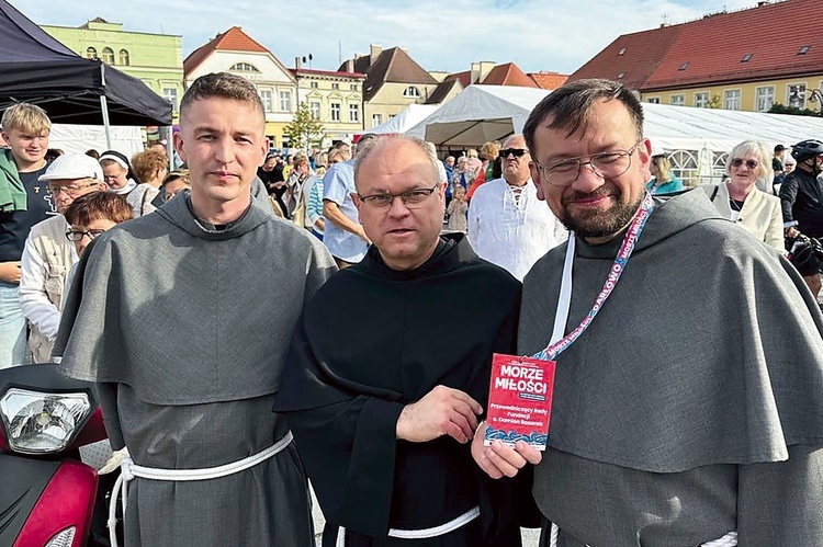 Zbiórkę wsparli też franciszkanie. Na zdjęciu od lewej: o. Adrian Zalewski, o. Stanisław Piankowski, o. Damian Basarab.