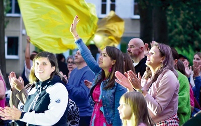 	Setki osób uwielbiały Jezusa w przestrzeni publicznej.