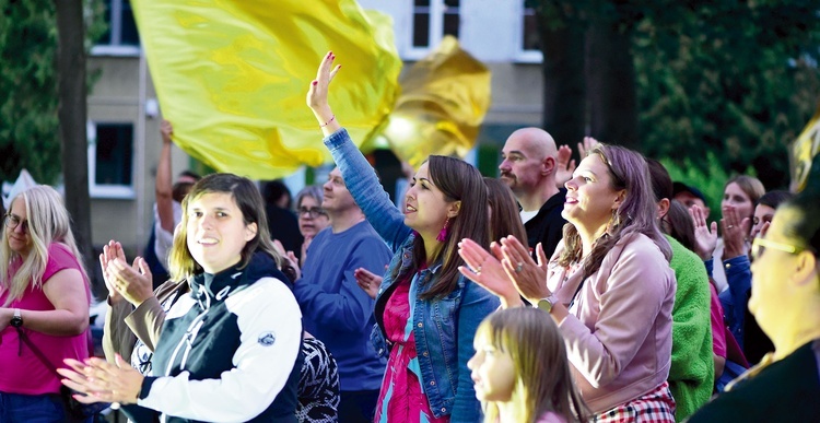 	Setki osób uwielbiały Jezusa w przestrzeni publicznej.