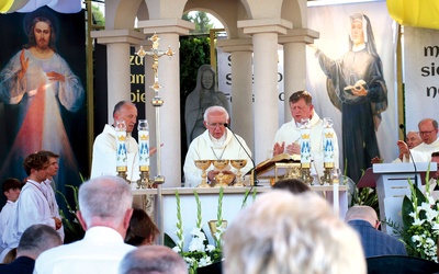 	Eucharystię wraz z gronem kapłanów celebrowali arcybiskup metropolita częstochowski Wacław Depo i bp Marek Solarczyk.