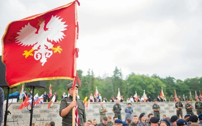 Były obecne m.in. organizacje harcerskie i poczty sztandarowe reprezentujące różne organizacje.