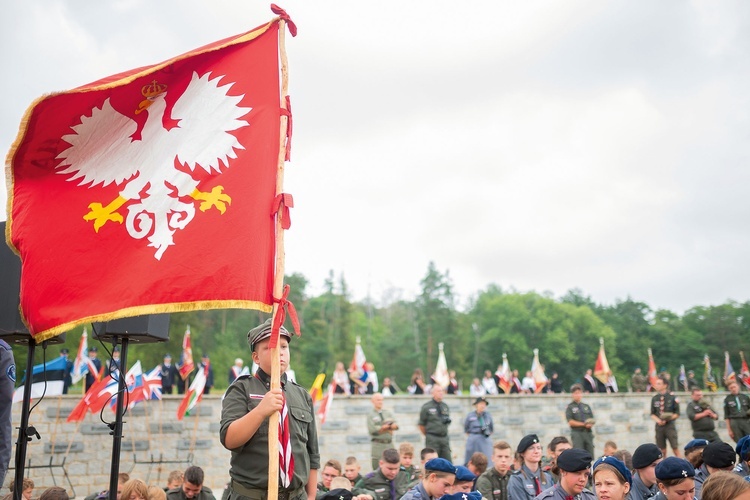 Były obecne m.in. organizacje harcerskie i poczty sztandarowe reprezentujące różne organizacje.